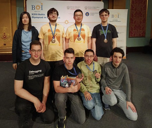 Das deutsche Team - obere Reihe Zhuoyu Du, Efe Bilgin, Kevin Haocheng Gong, Pascal Atzler. Untere Reihe: Coach Raphael Gaedtke, Maksym Shvedchenko, Shuheng Wei, Coach Youssef Bellahcen