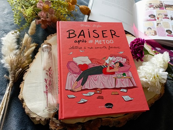 Une photo du livre Baiser après #Metoo : Lettres à nos amants foireux d'Ovidie et Diglee entouré d'objets de décoration.