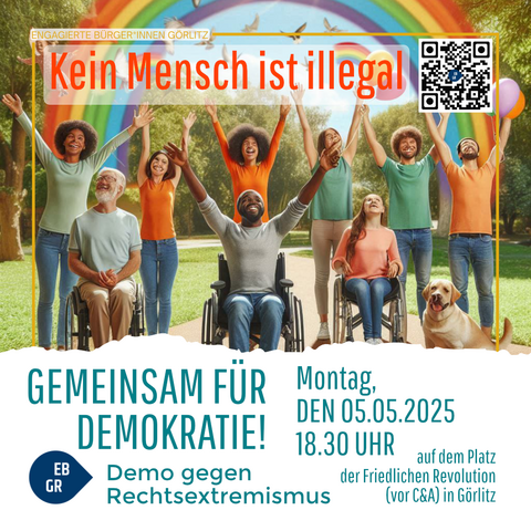Das Bild zeigt eine Gruppe von Menschen, die in einem Park zusammenstehen und ihre Arme in die Luft heben. Die Gruppe besteht aus Menschen unterschiedlichen Alters und Herkunft, darunter auch ein Mann in einem Rollstuhl und ein Hund. Im Hintergrund ist ein Regenbogen zu sehen, der eine symbolische Bedeutung für Vielfalt und Inklusion hat. Die Menschen lächeln und scheinen glücklich und zufrieden zu sein. 

Über der Gruppe steht der Text "Kein Mensch ist illegal" in großen, roten Buchstaben. Darunter steht "Gemeinsam für Demokratie!" in grüner Schrift. Weiter unten ist der Text "Demo gegen Rechtsextremismus" zu lesen, gefolgt von der Veranstaltungsdetails: "Montag, den 05.05.2025, 18.30 Uhr auf dem Platz der Friedlichen Revolution (vor C&A) in Görlitz." 

Ein QR-Code befindet sich oben rechts im Bild. Die Veranstaltung wird von "Engagierten Bürgerinnen Görlitz" organisiert, wie im oberen Bereich des Bildes angegeben.
