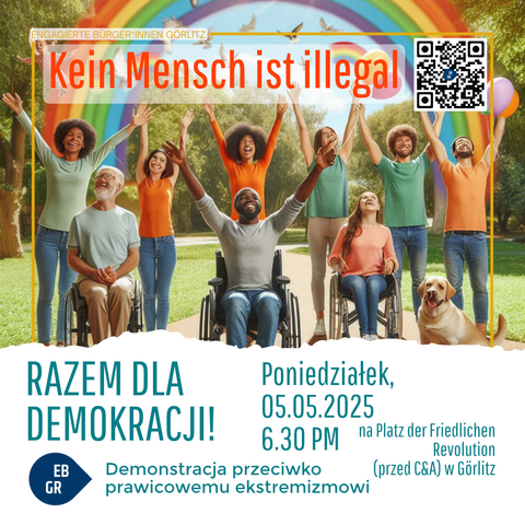 Das Bild zeigt eine Gruppe von Menschen, die in einem Park zusammenstehen und ihre Arme in die Luft heben. Die Gruppe besteht aus Menschen unterschiedlichen Alters und Herkunft, darunter auch ein Mann in einem Rollstuhl und ein Hund. Im Hintergrund ist ein Regenbogen zu sehen, der eine symbolische Bedeutung für Vielfalt und Inklusion hat. Die Menschen lächeln und scheinen glücklich und zufrieden zu sein. 

Über der Gruppe steht der Text "Kein Mensch ist illegal" in großen, roten Buchstaben. Darunter steht "Gemeinsam für Demokratie!" in grüner Schrift. Weiter unten ist der Text "Demo gegen Rechtsextremismus" zu lesen, gefolgt von der Veranstaltungsdetails: "Montag, den 05.05.2025, 18.30 Uhr auf dem Platz der Friedlichen Revolution (vor C&A) in Görlitz." 

Ein QR-Code befindet sich oben rechts im Bild. Die Veranstaltung wird von "Engagierten Bürgerinnen Görlitz" organisiert, wie im oberen Bereich des Bildes angegeben.