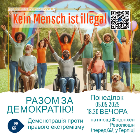 Das Bild zeigt eine Gruppe von Menschen, die in einem Park zusammenstehen und ihre Arme in die Luft heben. Die Gruppe besteht aus Menschen unterschiedlichen Alters und Herkunft, darunter auch ein Mann in einem Rollstuhl und ein Hund. Im Hintergrund ist ein Regenbogen zu sehen, der eine symbolische Bedeutung für Vielfalt und Inklusion hat. Die Menschen lächeln und scheinen glücklich und zufrieden zu sein. 

Über der Gruppe steht der Text "Kein Mensch ist illegal" in großen, roten Buchstaben. Darunter steht "Gemeinsam für Demokratie!" in grüner Schrift. Weiter unten ist der Text "Demo gegen Rechtsextremismus" zu lesen, gefolgt von der Veranstaltungsdetails: "Montag, den 05.05.2025, 18.30 Uhr auf dem Platz der Friedlichen Revolution (vor C&A) in Görlitz." 

Ein QR-Code befindet sich oben rechts im Bild. Die Veranstaltung wird von "Engagierten Bürgerinnen Görlitz" organisiert, wie im oberen Bereich des Bildes angegeben.