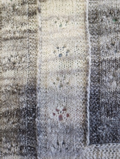 Detail of the lace motifs. They really look like a cat paw, with a larger pad at the bottom and four smaller toes surrounding it.