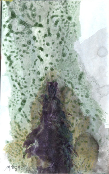 Peinture abstraite sur petit carnet; Triangle violet pointe en haut dans la moitié inférieure, entouré de nuages bruns transparents, au milieu d'une colonne verte sur toute la hauteur de la peinture.