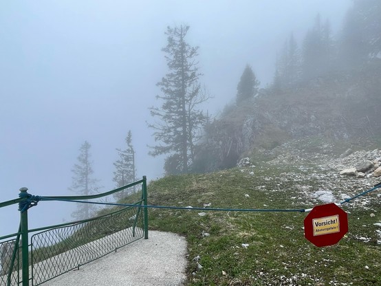 Foto der Absperrung, wo das Geländer aufhört und es dahinter steil runtergeht