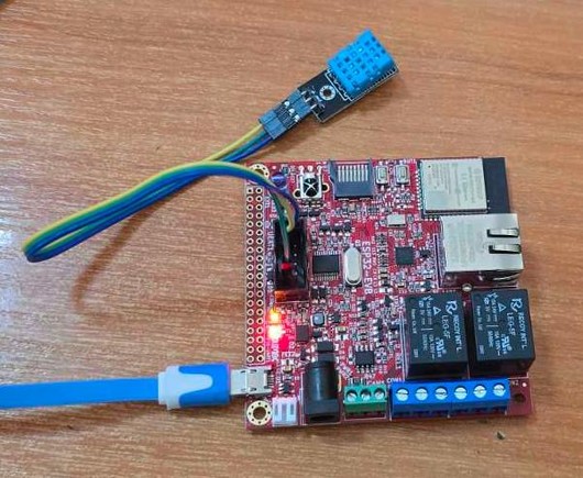 ESP32-EVB measuring temperature and humidity