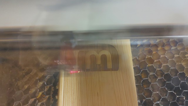 un bout de bois sur lequel est gravé le logo mastodon