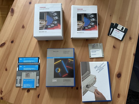 Viele alte OVPs, Handbücher und Disketten mit IBM DOS 3.30 und MS-DOS 3.30.
