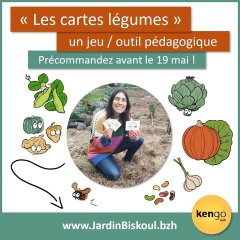 Florie au milieu du potager présente les cartes legumes.