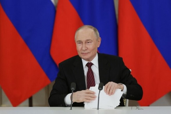 Vladimir+Poutine+face+à+des+journalistes+à+Moscou,+11+mai+2025.+©+Photo+Gavriil+Grigorov+/+AFP