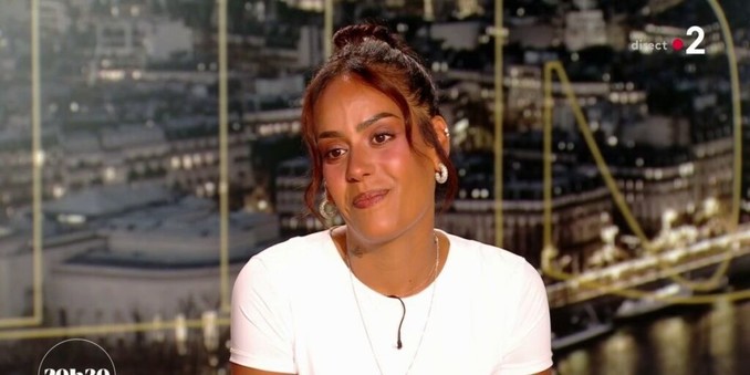 Amel Bent se confie avec émotion sur le décès de sa grand-mère