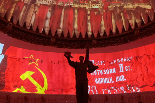 Musée de la Victoire, camp d'entraînement militaire pour jeunes... En Russie, la propagande nourrit le récit d'une Ukraine "nazie"