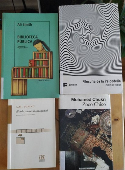 Se ven 4 libros:
- Biblioteca pública, de Ali Smith
- Filosofía de la Psicodelia, de Chris Letheby
- ¿Puede pensar una máquina? de A. M. Turing
- Zoco Chico, de Muhammad Sukri