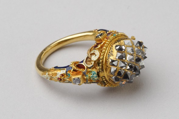 Anillo de oro con diamantes en forma de rombo.
