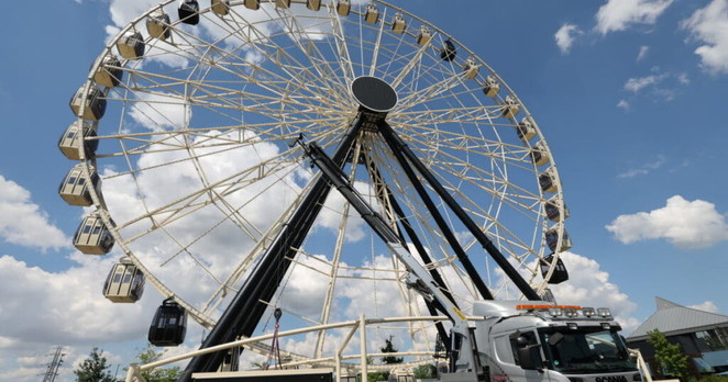 la grande roue sur le départ, le démontage a démarré