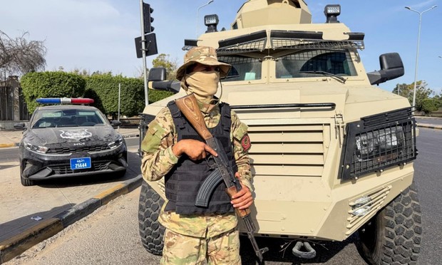 Miembros de la 444 Brigada del Ejército libio hacen guardia en la zona de Abu Salim en Trípoli. (Ayman Al-Sahili)