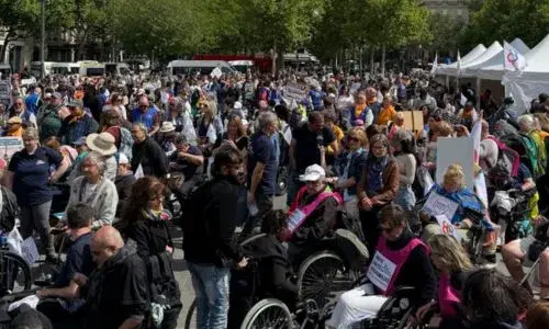 Des centaines de manifestants réunis sur la place de la République à Paris.