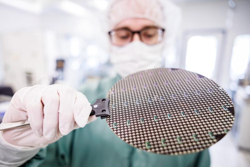 Power devices on a silicon carbide wafer, processed in the in-house cleanroom of Fraunhofer IISB. Power devices on a silicon carbide wafer, processed in the in-house cleanroom of Fraunhofer IISB.