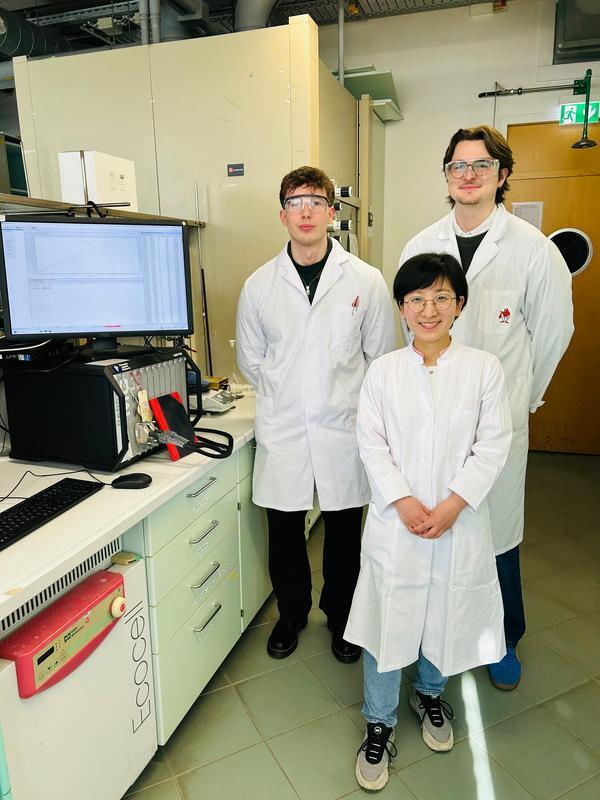 Dr. Dandan Gao and her co-workers (left) Christean Nickel and David Leander Troglauer (right) in the lab at Mainz University