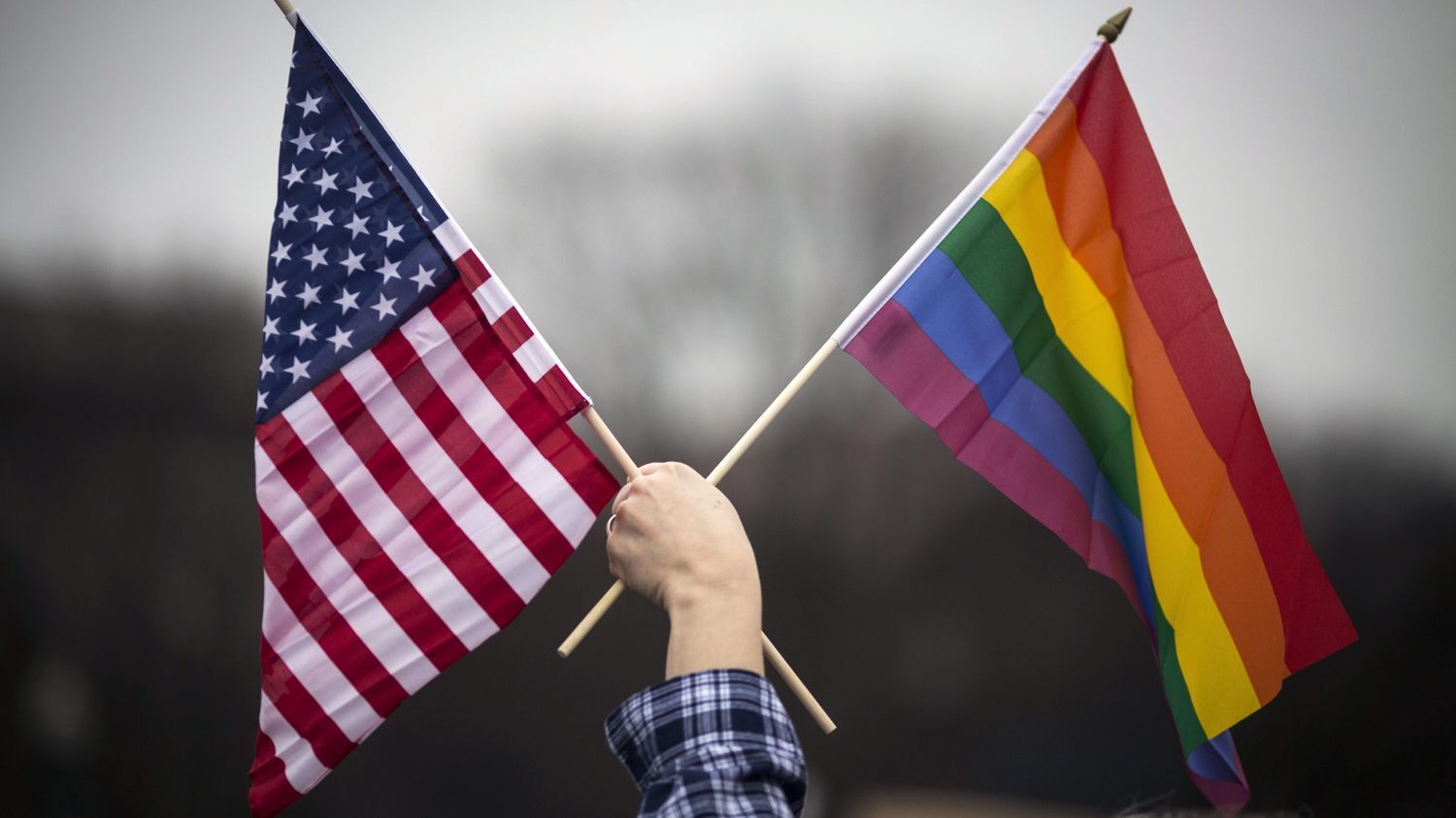Le drapeau américain et le drapeau LGBTQI+, à Washington, le 21 janvier 2017.