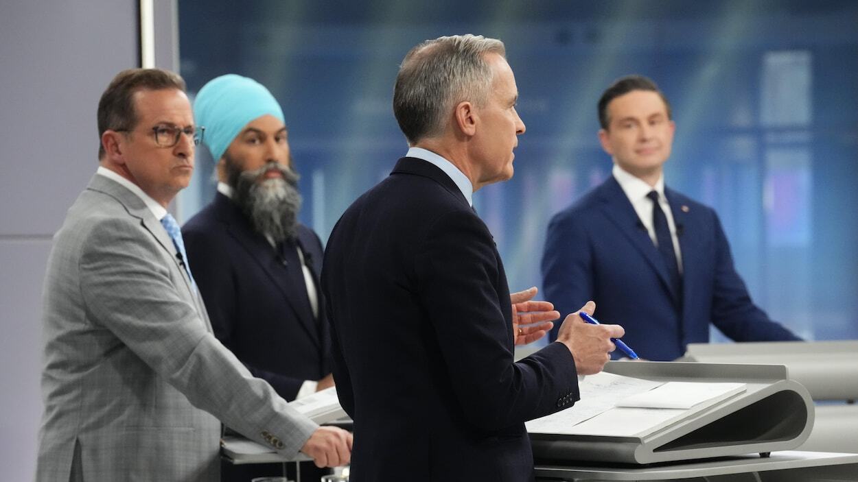 Mark Carney (PLC), Yves-François Blanchet (BQ), Jagmeet Singh (NPD) et Pierre Poilievre (PCC) sur le plateau du débat.