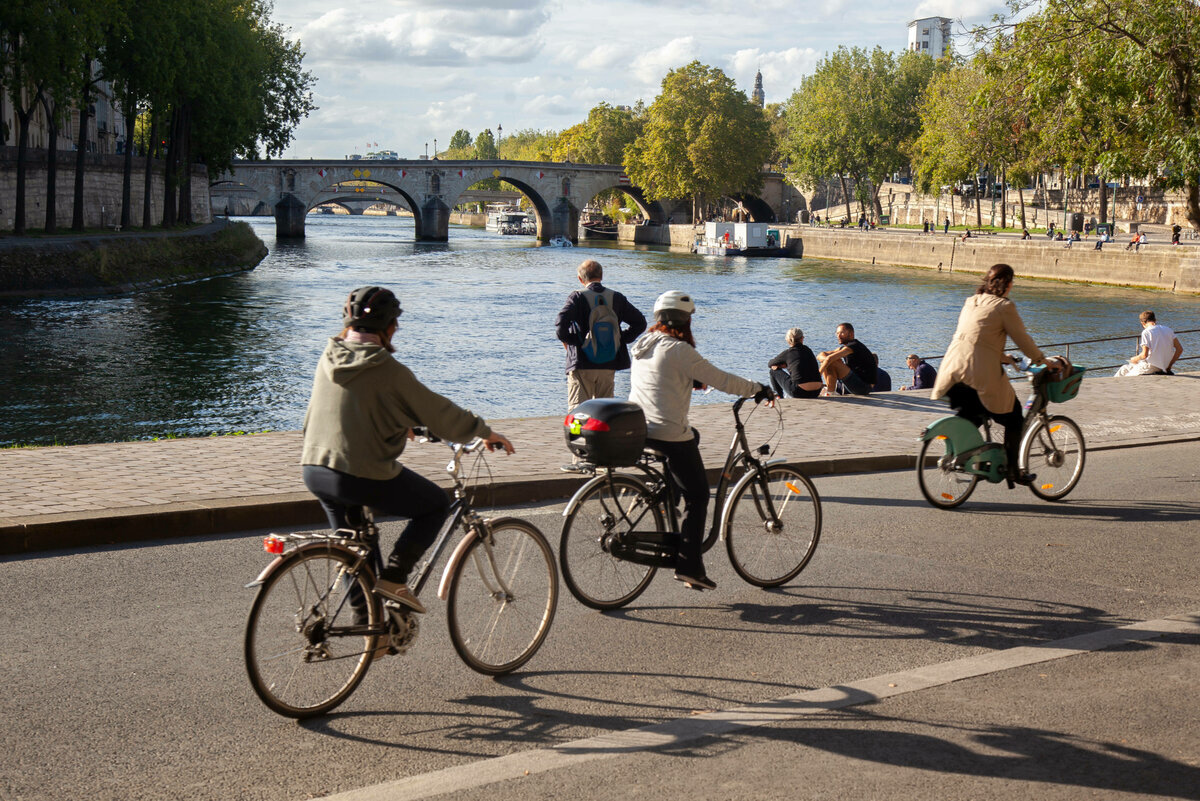Radfahrer*innen in Paris an der Seine