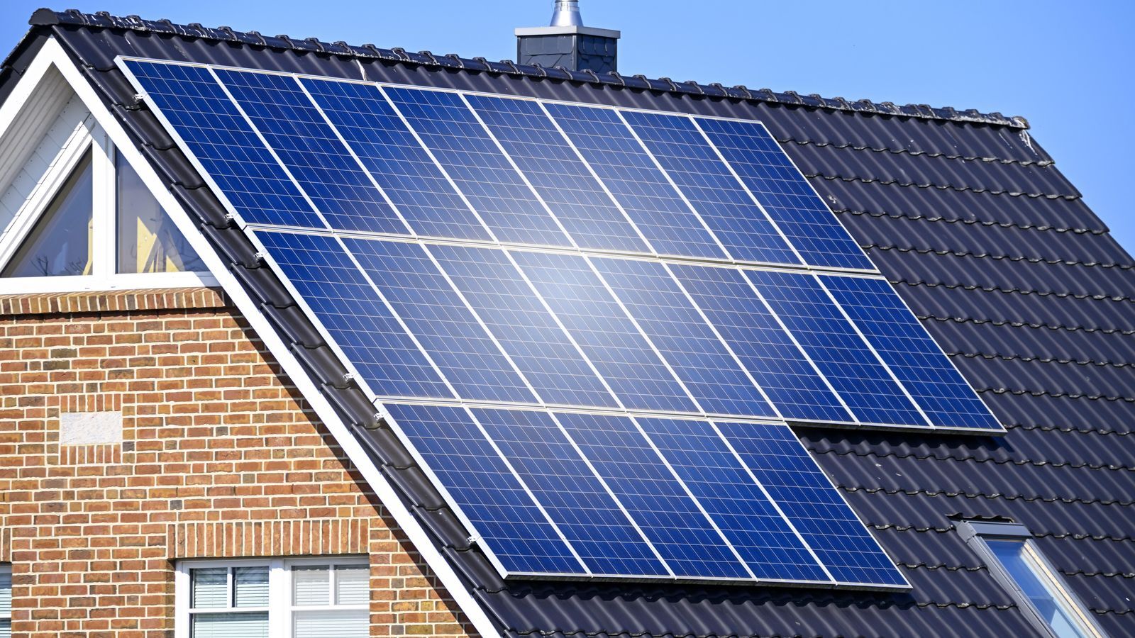 Hausdach mit Solarpanels 
