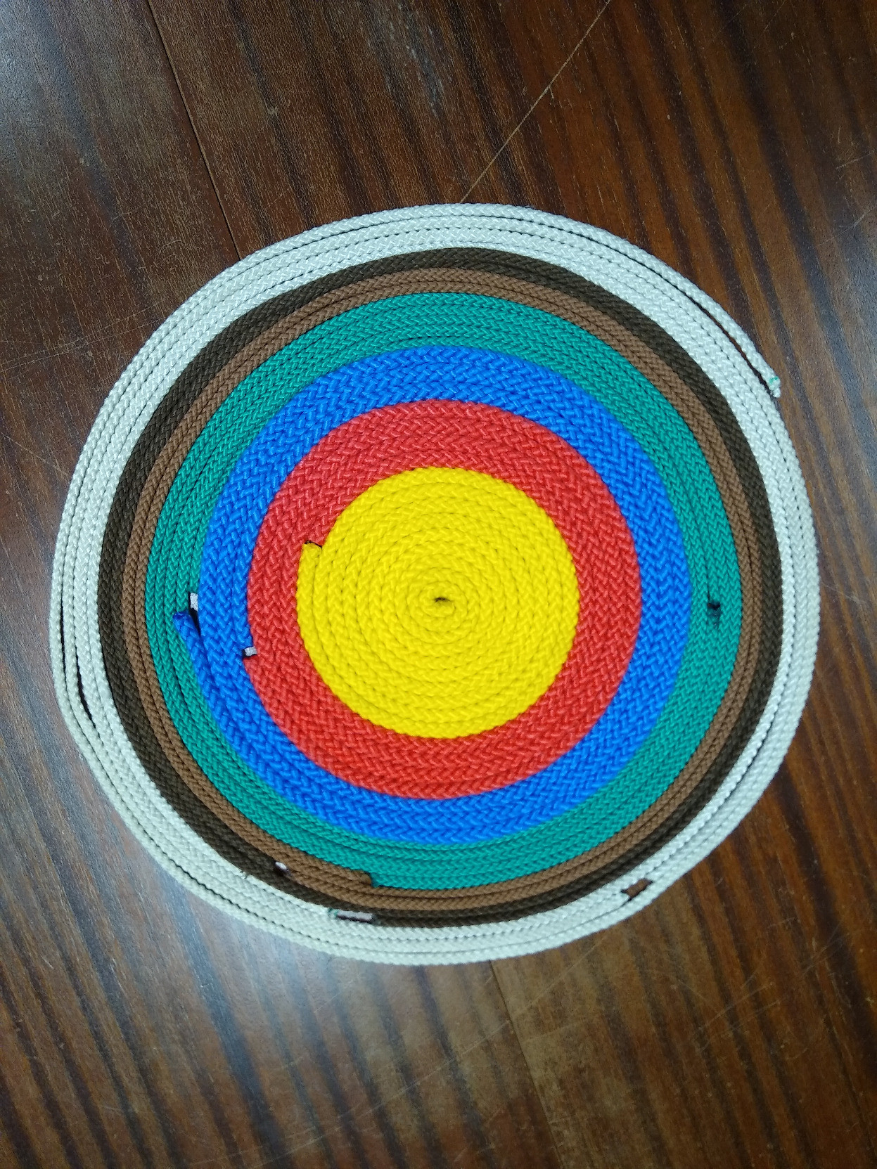 Farbige Seile auf dem Tisch in einer bunten Spirale aufgerollt.